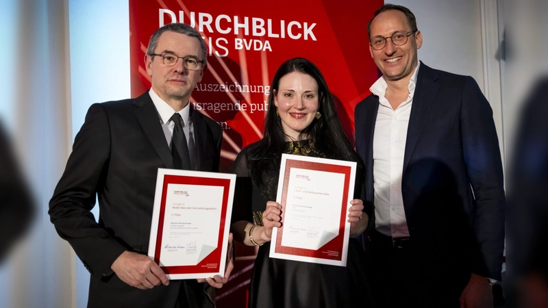 Nahmen die Preise für die Münchner Wochenanzeiger entgegen (von links): Chefredakteur Johannes Beetz, Redakteurin Elisabeth Schönberger und Geschäftsführer Christian Gruber. (Foto: BVDA / Bernd Brundert)