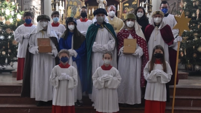 Die Sternsinger werfen in den Häusern den Aufkleber ein und freuen sich über Spenden.<br> (Foto: M. John)