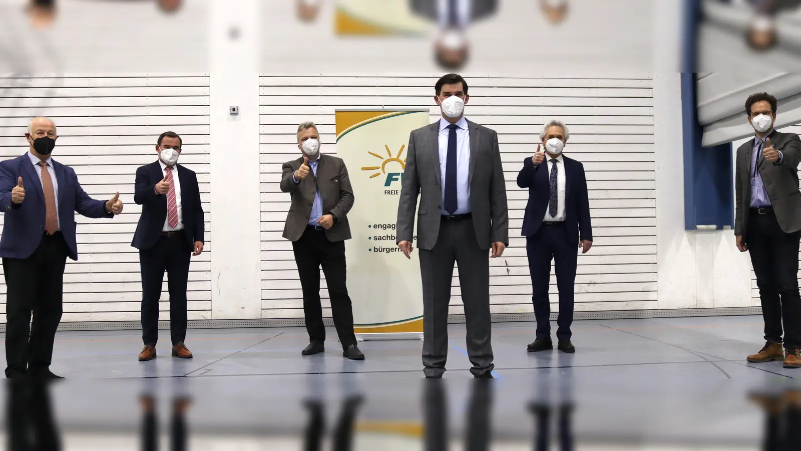 MdL Benno Zierer, Landrat Albert Gürtner (Pfaffenhofen), Staatssekretär Roland Weigert, Karl Ecker, Landrat Helmut Petz und Landrat Peter von der Grün (Neuburg-Schrobenhausen) gehen selbstbewusst in den Wahlkampf (v.l.).  (Foto: Freie Wähler)