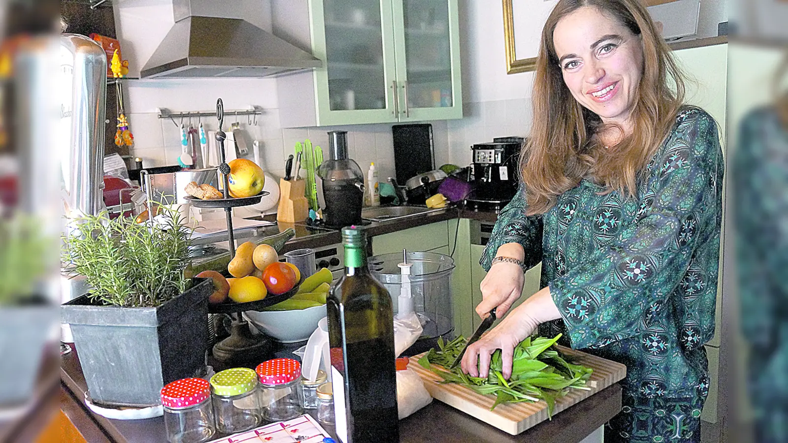 Kräuterexpertin Anita Himmer weiß wie man aus Bärlauch das Beste herausholen kann.  (Foto: hw)