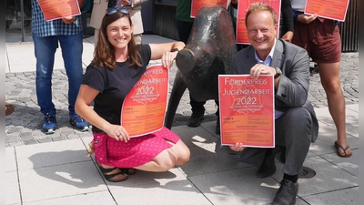 Himo Al-Kass, Christian Salberg, Jan Ostmann, Susanne Fischern und Martha Golombek (von links) zeigen ein Plakat zum Förderpreis Jugendarbeit. Im Vordergrund Ruth Mühlberger und Landrat Robert Niedergesäß.  (Foto: lra)