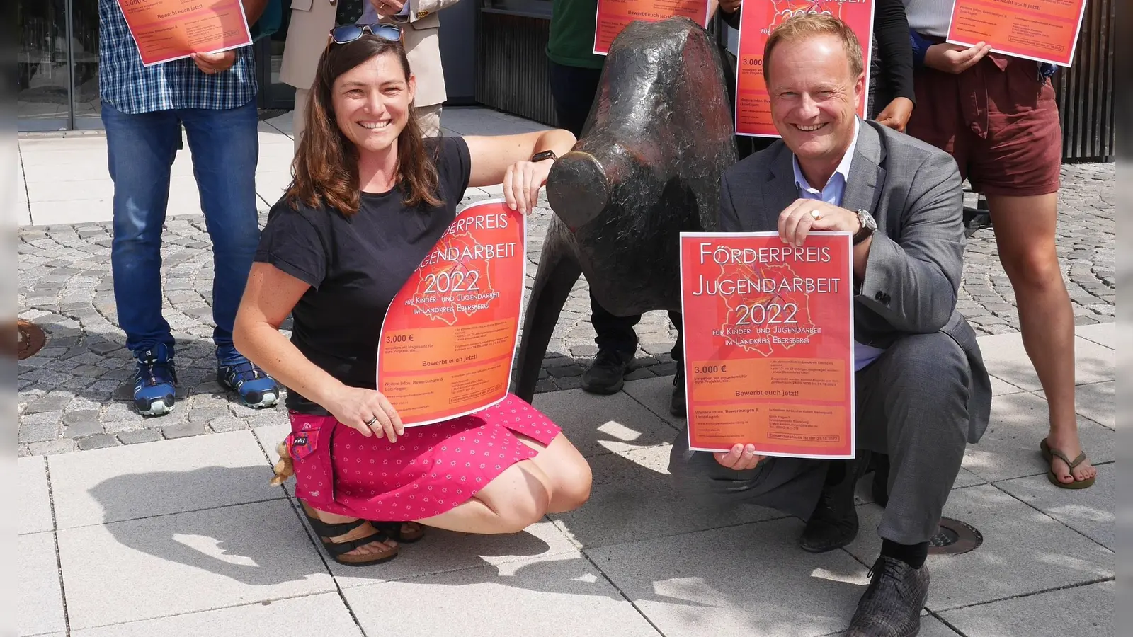 Himo Al-Kass, Christian Salberg, Jan Ostmann, Susanne Fischern und Martha Golombek (von links) zeigen ein Plakat zum Förderpreis Jugendarbeit. Im Vordergrund Ruth Mühlberger und Landrat Robert Niedergesäß.  (Foto: lra)