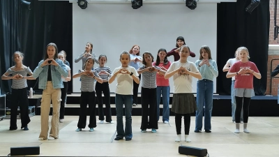 Die jungen Sängerinnen hatten jeweils eine kleine Choreographie vorbereitet.  (Foto: Gym)