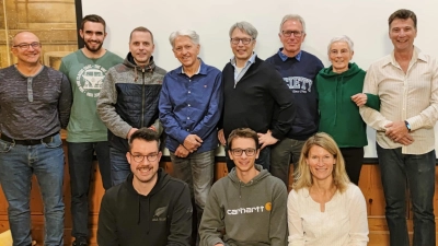 Der neue Vorstand des Trisport e. V. - hinten v.l. Dr. Martin Schönfelder, Christian Fuchshuber, Sirko Papperitz, Winfried Kretschmer, Bernd Grimm, Franz Groß, Ottilie Freund, Jürgen Feyerabend-Syré; vorn v.l. Florian Leimbeck, Pius Schwarzenböck, Simone Blumoser (Foto: Trisport Erding)