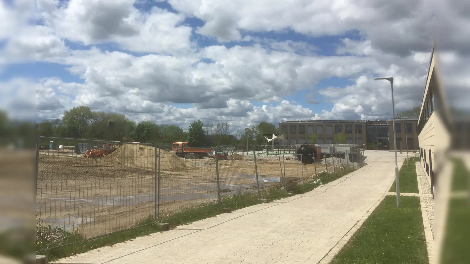 Fleißig gearbeitet wird an den Sportanlagen beim Schulzentrum. (Foto: sbg)