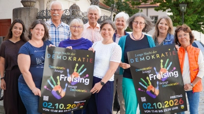 Die Organisatorinnen und Organisatoren der Langen Nacht der Demokratie 2026 in Freising freuen sich auf die Veranstaltung am 2. Oktober. Im Bild (v. l.): Mirjam Maier (KJR Freising), Kathrin Steger-Bordon (Referentin für Politische Bildung, Umwelt und Nachhaltigkeitbei der Domberg-Akademie), Jürgen Mahuhn (vhs Freising), Beate Wübbels (ehrenamtlich Engagierte), Ansgar Wübbels (ehrenamtlich Engagierter), Oberbürgermeisterin Monika Schwind (Schirmherrin), Monika Hobmair (Agenda 21), Johanna Sticksel (Stadt Freising, TreffpunktEhrenamt), Claudia Bauer (Kreisbildungswerk Freising) und Marita Hanold (Treffpunkt Ehrenamt). (Foto: Felix Matthey / Stadt Freising)