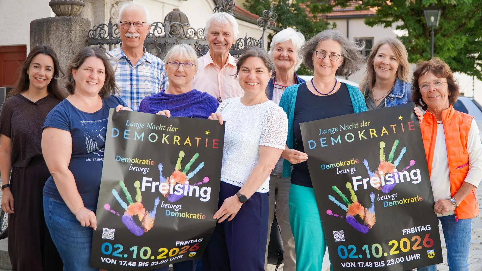 Die Organisatorinnen und Organisatoren der Langen Nacht der Demokratie 2026 in Freising freuen sich auf die Veranstaltung am 2. Oktober. Im Bild (v. l.): Mirjam Maier (KJR Freising), Kathrin Steger-Bordon (Referentin für Politische Bildung, Umwelt und Nachhaltigkeitbei der Domberg-Akademie), Jürgen Mahuhn (vhs Freising), Beate Wübbels (ehrenamtlich Engagierte), Ansgar Wübbels (ehrenamtlich Engagierter), Oberbürgermeisterin Monika Schwind (Schirmherrin), Monika Hobmair (Agenda 21), Johanna Sticksel (Stadt Freising, TreffpunktEhrenamt), Claudia Bauer (Kreisbildungswerk Freising) und Marita Hanold (Treffpunkt Ehrenamt). (Foto: Felix Matthey / Stadt Freising)