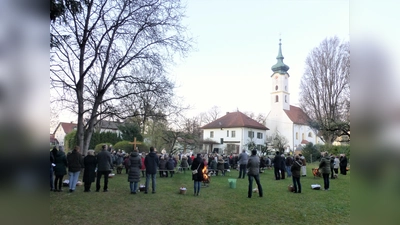 Rund 300 Gläubige feierten zusammen die Osternacht unter dem Abendrot über Pliening. (Foto: Georg Rittler)