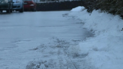 Auf glatter Straße können Sommerreifen fatale Folgen haben. (Foto: Markus60138, CC0)