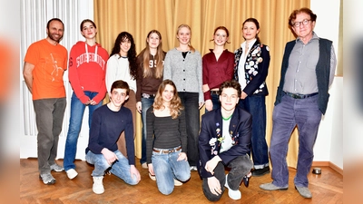 Die Austauschschülerinnen und Austauschschüler gemeinsam mit dem Präsidenten des Rotary Clubs Dr. Thomas Schmid (rechts) und dem Clubbeauftragten für den Jugendaustausch Dr. Andreas Lasch (links). (Foto: Eltschig Andreas)