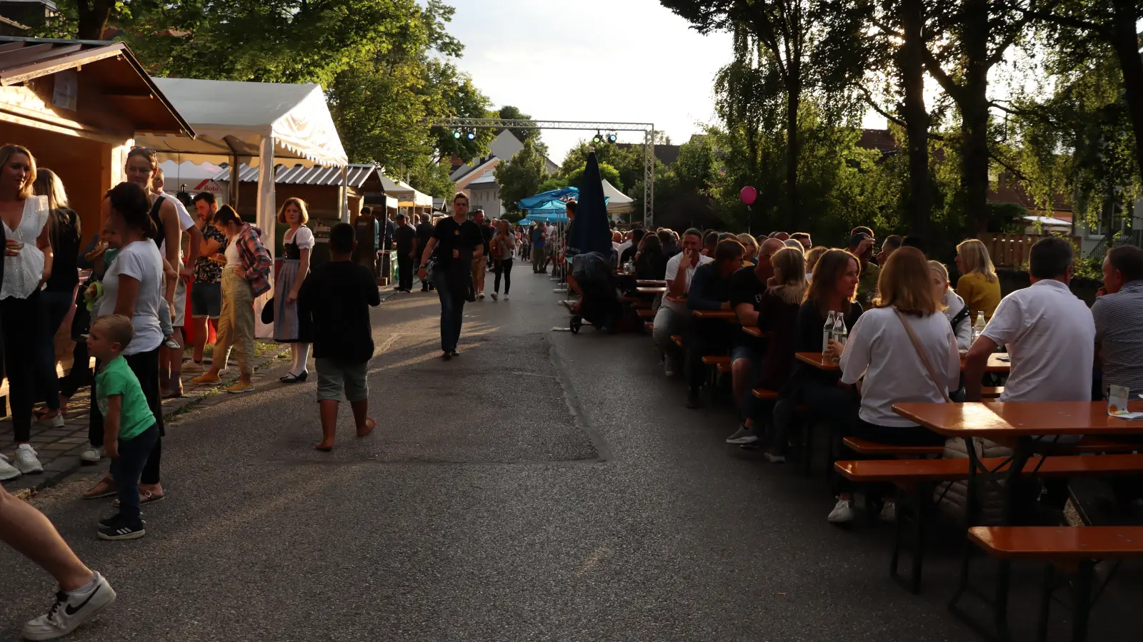 Der ganze Ort ist auf den Beinen beim Bürgerfest. (Foto: Gemeinde Zolling)