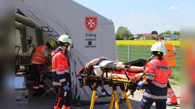 Die Erdinger Malteser übten mit 40 Einsatzkräften die Versorgung neun Betroffenen einer Amokfahrt, darunter fünf schwer "Verletzte" mit teils lebensbedrohlichen Verletzungen. (Foto: Niklas Stadler/Malteser Erding)