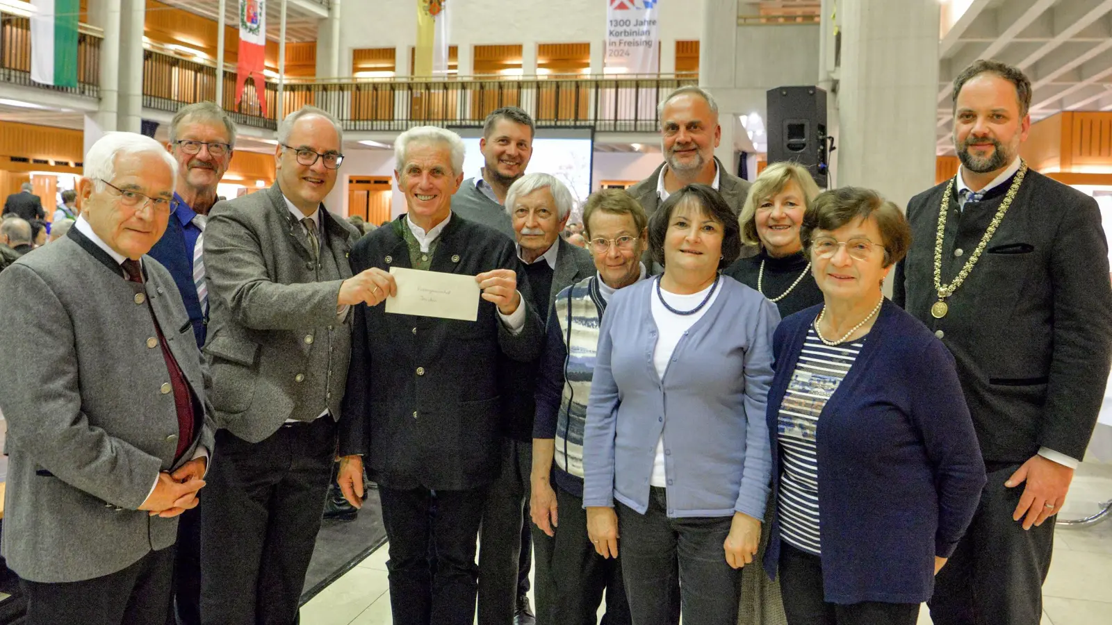 Beim Kulturellen Partnerschaftsabend wurde die Spende überreicht. (Foto: Stadt Freising)