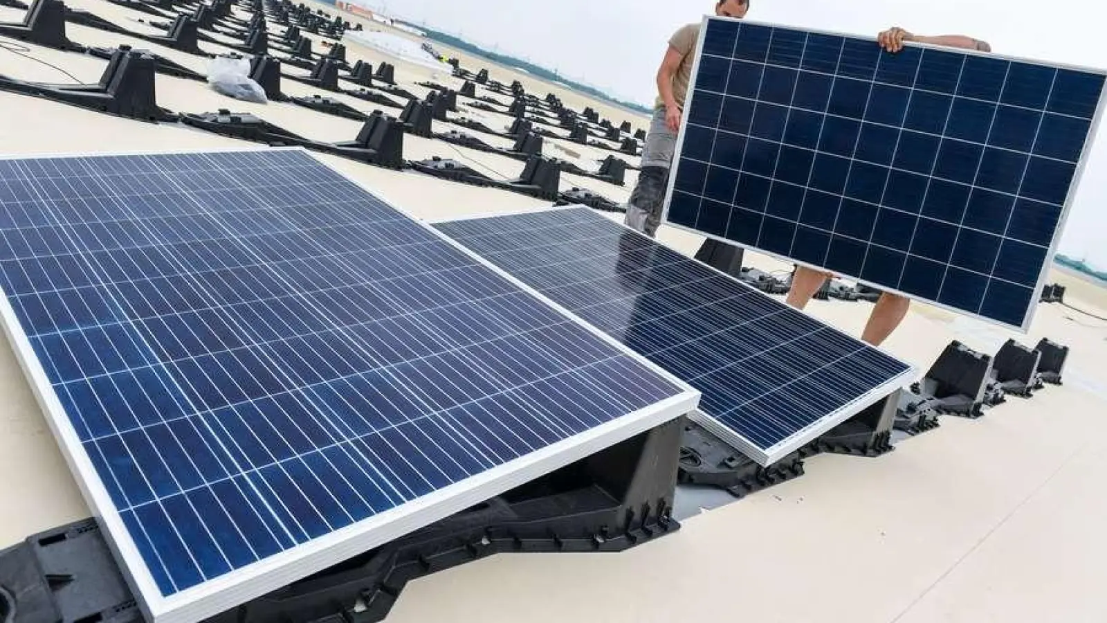 Solarstrom frei Haus: Fotovoltaikanlagen versprechen etwa auf Flachdächern eine reiche Energieernte.  (Foto: djd/Paul Bauder)