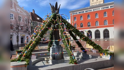 Der von der Kolpingsfamilie für Ostern geschmückte Ährenbrunnen am Schrannenplatz in Erding. (Foto: privat)