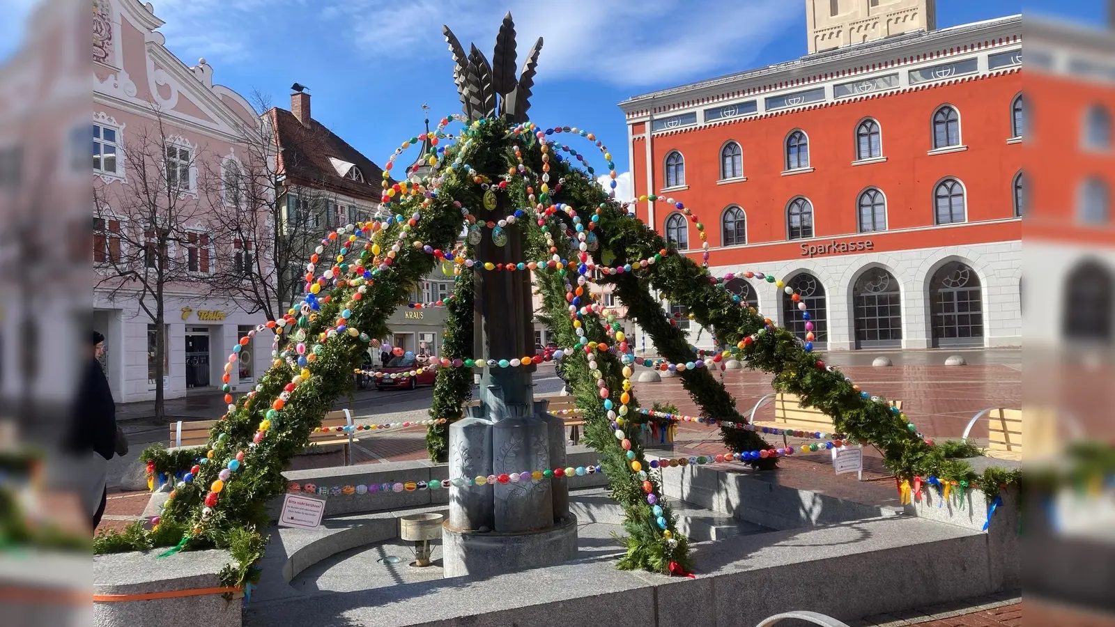 Der von der Kolpingsfamilie für Ostern geschmückte Ährenbrunnen am Schrannenplatz in Erding. (Foto: privat)