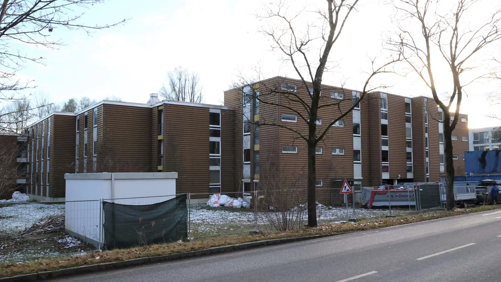 Das leer stehende Studentenwohnheim an der Giggenhauser Straße soll eine Asylbewerberunterkunft werden. (Foto: LRA)