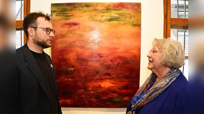 Das Bild „Inferno“ hat den Kulturreferenten und Laudator Nico Heiz und Hedi Ostermaier zu einer Diskussion veranlasst. (Foto: R. Lex)