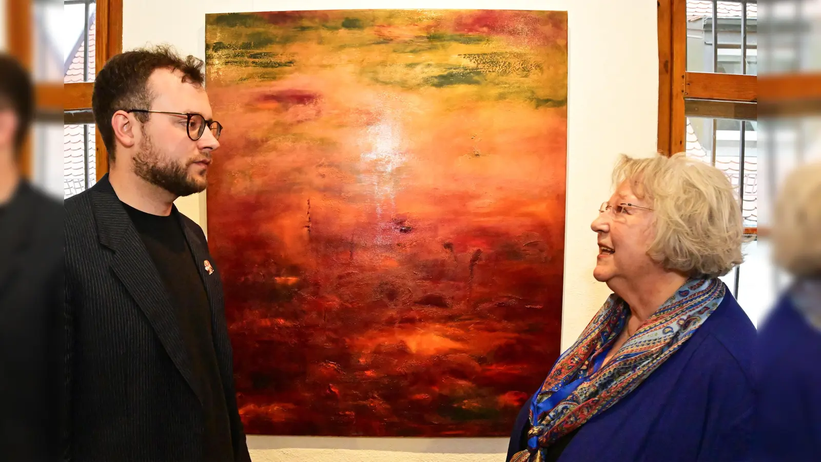 Das Bild „Inferno“ hat den Kulturreferenten und Laudator Nico Heiz und Hedi Ostermaier zu einer Diskussion veranlasst. (Foto: R. Lex)