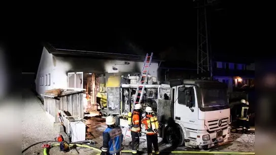 Zu einem größeren Einsatz rückte die Feuerwehr Günzenhausen-Au im März 2019 aus. Eine Scheune hatte Feuer gefangen. (Foto: FFW Günzenhausen-Au)