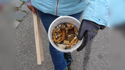Vor allem Kippen mussten von den fleißigen Helfern aufgesammelt werden. (Foto: Stadt Ebersberg)