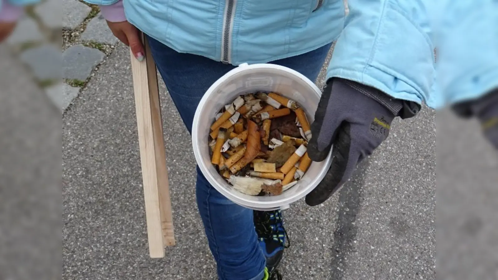 Vor allem Kippen mussten von den fleißigen Helfern aufgesammelt werden. (Foto: Stadt Ebersberg)