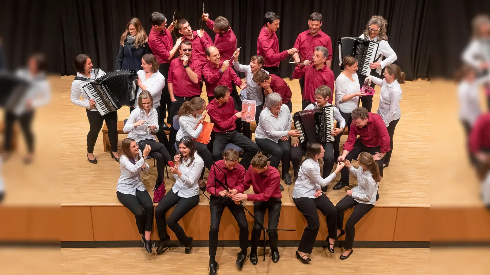 Akkordeonklänge der „Mission Impossible” sind im Taufkirchner Bürgersaal zu hören. (Foto: KMS)