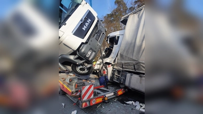 Die LKW waren buchstäblich ineinander verkeilt. Ein schwerverletzter Fahrer konnte erst nach eineinhalb Stunden befreit werden. (Foto: THW FS Aßmann)