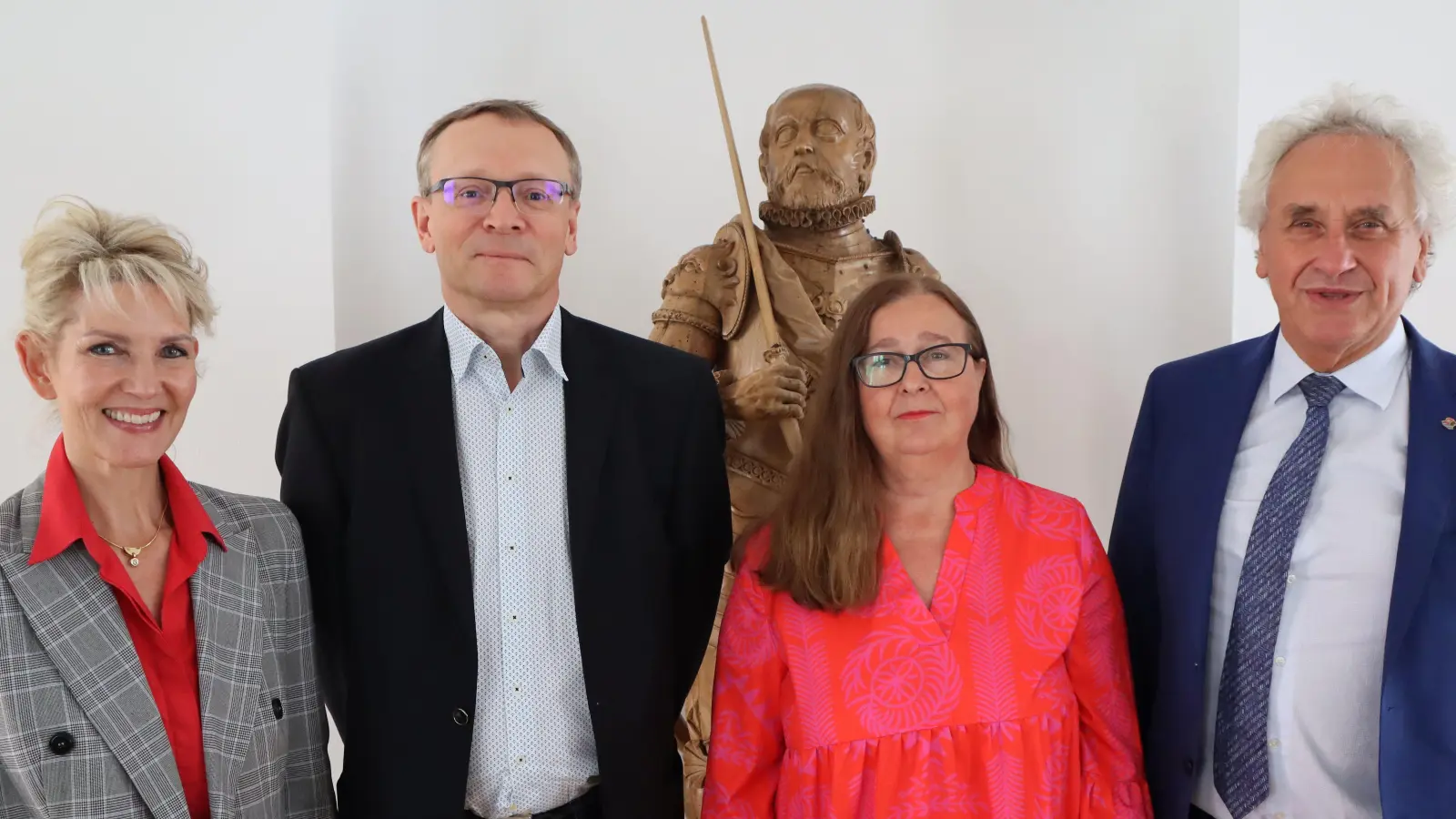 Maren Kreuzer, Geschäftsführerin Klinikum, Dr. Mark Bardenheuer, Dr. Rita Peller und Landrat Helmut Petz anlässlich der Übernahme der chirurgischen Gemeinschaftspraxis in das MVZ Klinikum. (v.l.) (Foto: Klinikum Freising)