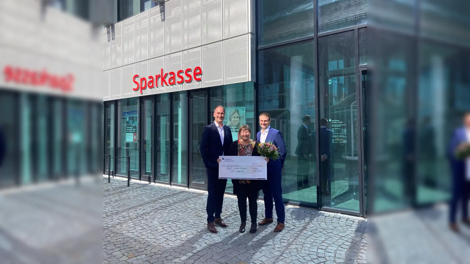 V.l.Vorstandsmitglied Torsten Koch, Gewinnerin Eveline Lehner-Reichart, Leiter Private Banking Johannes Maier (Foto: Sparkasse ED/Dorfen)