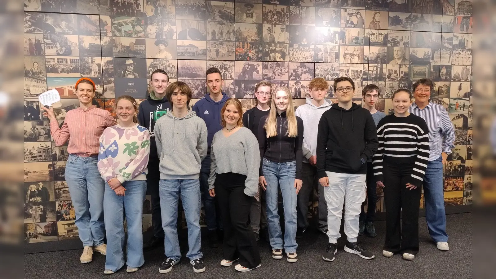 Schülerinnen und Schüler vom P-Seminar des Korbinian-Aigner-Gymnasiums mit Elisabeth Boxberger (stellv. Museumsleiter, links) und Anke Deutinger (Leiterin P-Semiar, rechts) ­ <br>  (Foto: Museum Erding)