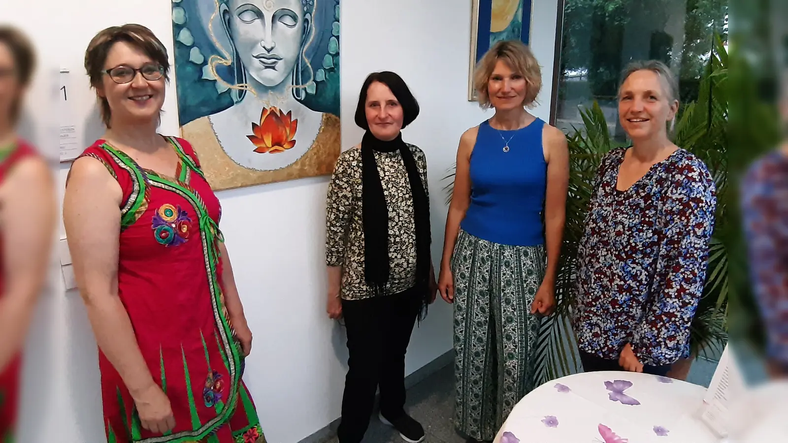 Bei der Vernissage (von links): Malerin Sylvia Manhart, Laudatorin Christine Fößmeier, Musikerin Irmgard Hubauer und Lengdorfs Bürgermeisterin Michèle Forstmaier. (Foto: privat)