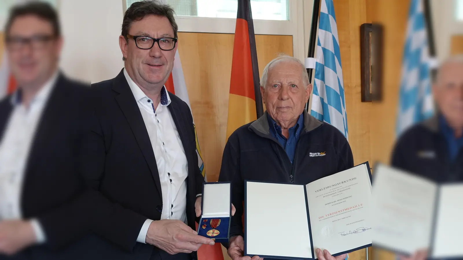 Landrat Martin Bayerstorfer (links) händigte die Auszeichnung an Karl Heinz Röhling aus Walpertskirchen aus. (Foto: Landratsamt Erding)