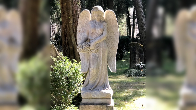 An Allerheiligen wird der verstorbenen Heiligen aber auch an alle anderen Verstorbenen gedacht. Aus diesem Grund werden die Gräber an diesem Tag gesegnet. (Foto: hw)