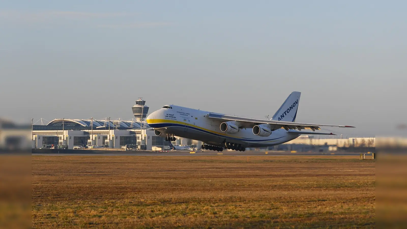 Tragende Rolle: Die Antonov An-124 transportierte einen Klimasatelliten in die USA. (Foto: FMG/ATF)