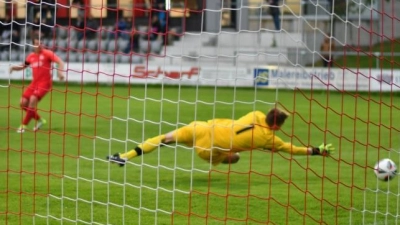 Das Spiel zwischen dem FC Schwaig und dem SSV Eggenfelden endete 3:3 endete. Hier das 1:0 durch Schwaigs Spielertrainer Ben Held. (Foto: Eicke Lenz)