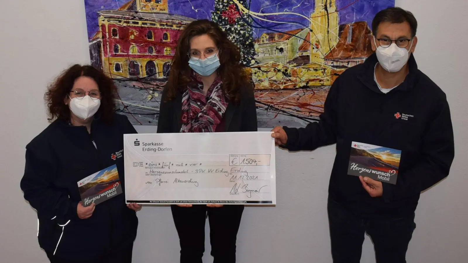 Iris Menzinger, Anna-Lisa Burgmair und Andreas Lindner (v.l.) bei der Spendenübergabe. (Foto: Danuta Pfanzelt)