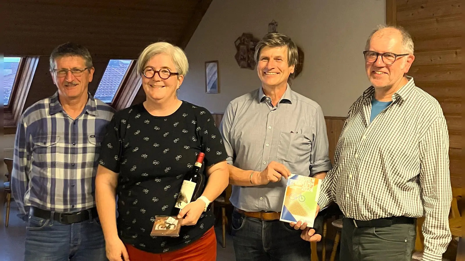 Tania Campbell mit (von links) ADFC-Vorstandssprecher Hans Pemp, Vorstandssprecher Michael Stanglmaier und Kreisvorstandsmitglied Fritz Hamel. (Foto: ADFC Freising)