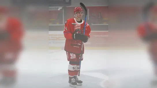 Der junge Stürmer Julian Dengl erzielte im Heimspiel gegen die Lindau Islanders das erste und bislang einzige Saisontor für den EHC Klostersee. (Foto: smg/EHC)