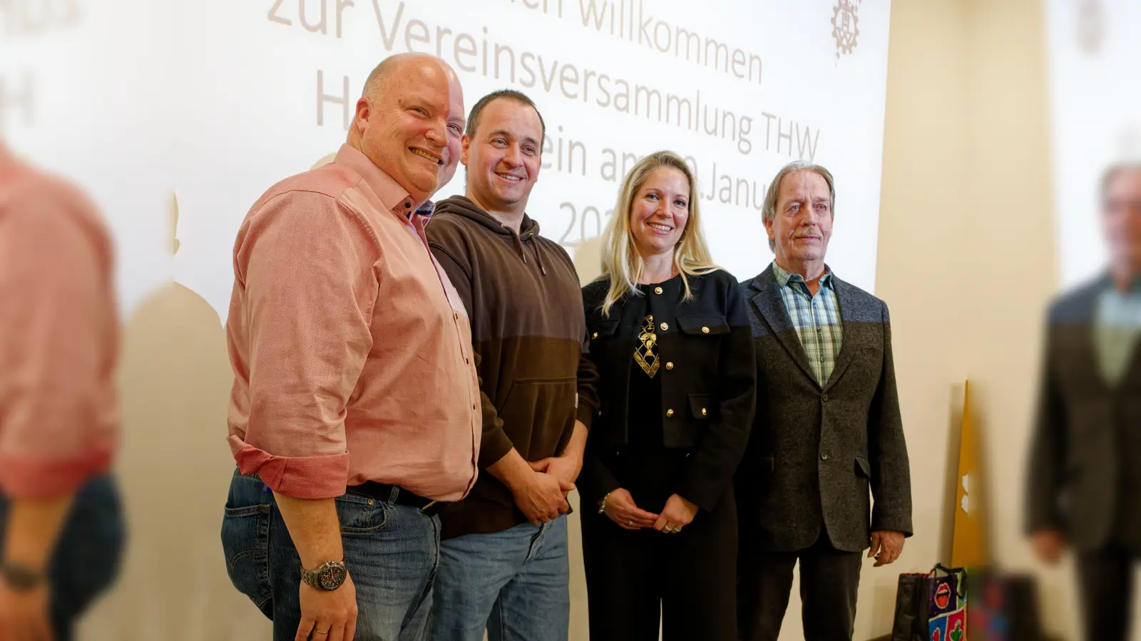 Wollen sich auch in Zukunft für die Ausstattung des THW Freising stark machen: Michael Wüst, David Scherer, Sabine Wigger, und Manfred Kürzinger. (Foto: Dr. Gerhard Drechsler)