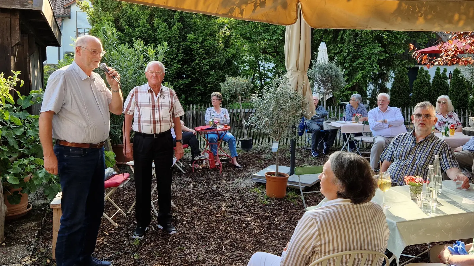 Wolfgang Wagner (2. v. li.) zog sein Publikum nach der Begrüßung durch Bernhard Huber (li.) in seinen Bann. (Foto: red)