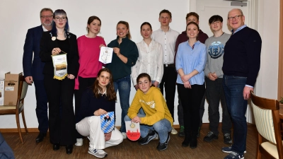 Die Austauschschüler, die 2022 im Ausland waren oder diesen Sommer gehen werden mit dem Präsidenten des Rotary Clubs Freising Martin Hartl (li.) sowie Lisa Lettenmayer (3. v. re.) und Nikolaus Stommel (re.), die den Schüleraustausch organisieren. (Foto: Rotary)