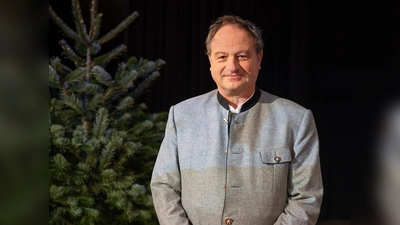 Pfarrer Rainer Maria Schießler präsentiert Ludwig Thomas „Heilige Nacht” in der Stadthalle Erding.<br> (Foto: SP Events/Panhauser)