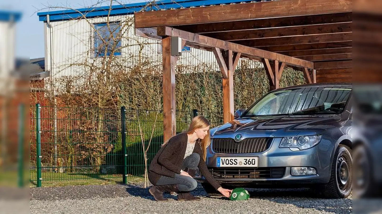 Einmal unter dem Auto platziert, halten UItraschallgeräte Marder auf Dauer fern.  (Foto: djd/www.weidezaun.info)