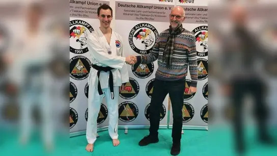Der stolze, neue Schwarzgurtträger Korbinian Meier mit Trainer und Großmeister Joachim Veh, Träger des 8. DAN. (Foto: SV Langenbach)