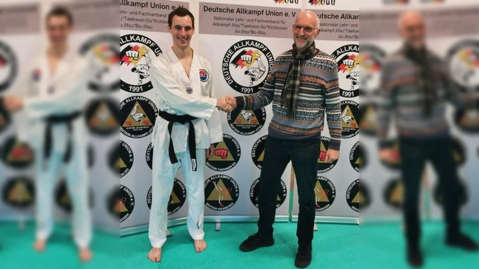 Der stolze, neue Schwarzgurtträger Korbinian Meier mit Trainer und Großmeister Joachim Veh, Träger des 8. DAN. (Foto: SV Langenbach)