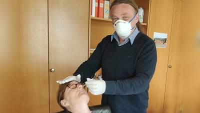 Mitarbeiterin Christine Heinzlmair und Erster Bürgermeister Gerhard Betz bei der Test-Prozedur. (Foto: Markt Nandlstadt)