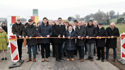 Bereit zur Freigabe (v.l.): Peter Helmprecht (HP Baumanagement), Altbürgermeister Hans Fertl, Robert Brandl (Brandl GmbH), Landrat Martin Bayerstorfer, Altbürgermeisterin Uschi Eibl, Bürgermeister Johann Schweiger, stv. Landrat Franz Hofstetter, Pfarrer Jacek Jamiolkowski, Stefan Heppert (Wipflerplan). (Foto: LRA Erding)