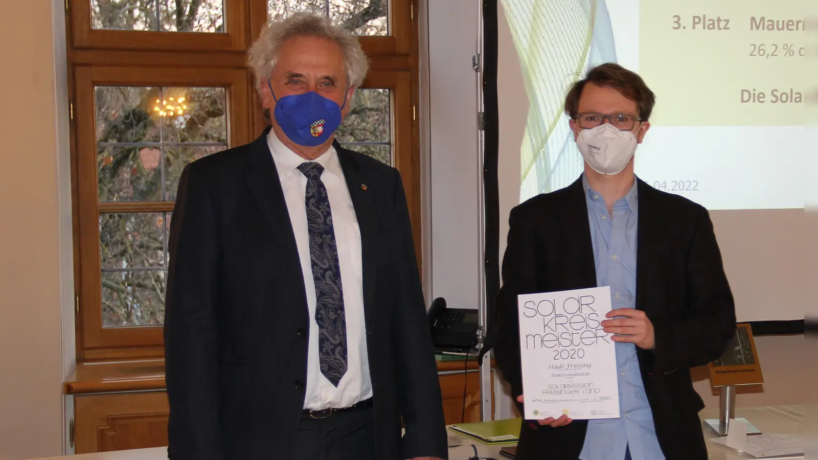 Grund zur Freude (v.l.): Landrat Helmut Petz überreichte Mobilitätsbeauftragtem Dominik Fuchs die Urkunde für die Stadt Freising.<br>  (Foto: Landratsamt Freising)