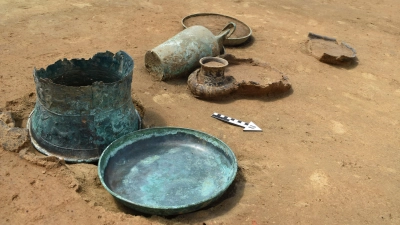 Ein Blick in das Keltengrab mit einer figürlich verzierten Bronzesitula sowie weiteren Bronze- und Keramikgefäßen (Foto: Dr. Ludwig Husty)